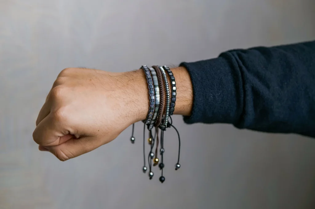 How to Choose a Men's Bracelet for Daily Wear pexels jibarofoto 15325460