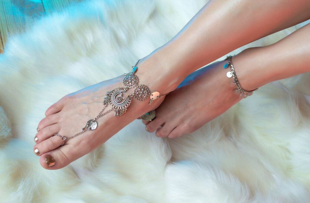 How to Choose Anklets for Daily Wear pexels vika glitter 392079 7067962